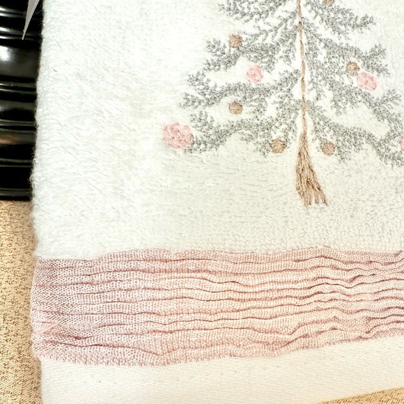 NWT Set of 2 Shimmering Christmas Tree Turkish Bathroom Hand Towels - Picture 4 of 10